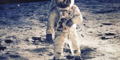 Neil Alden Amstrong di Permukaan Bulan (Kredit: NASA)